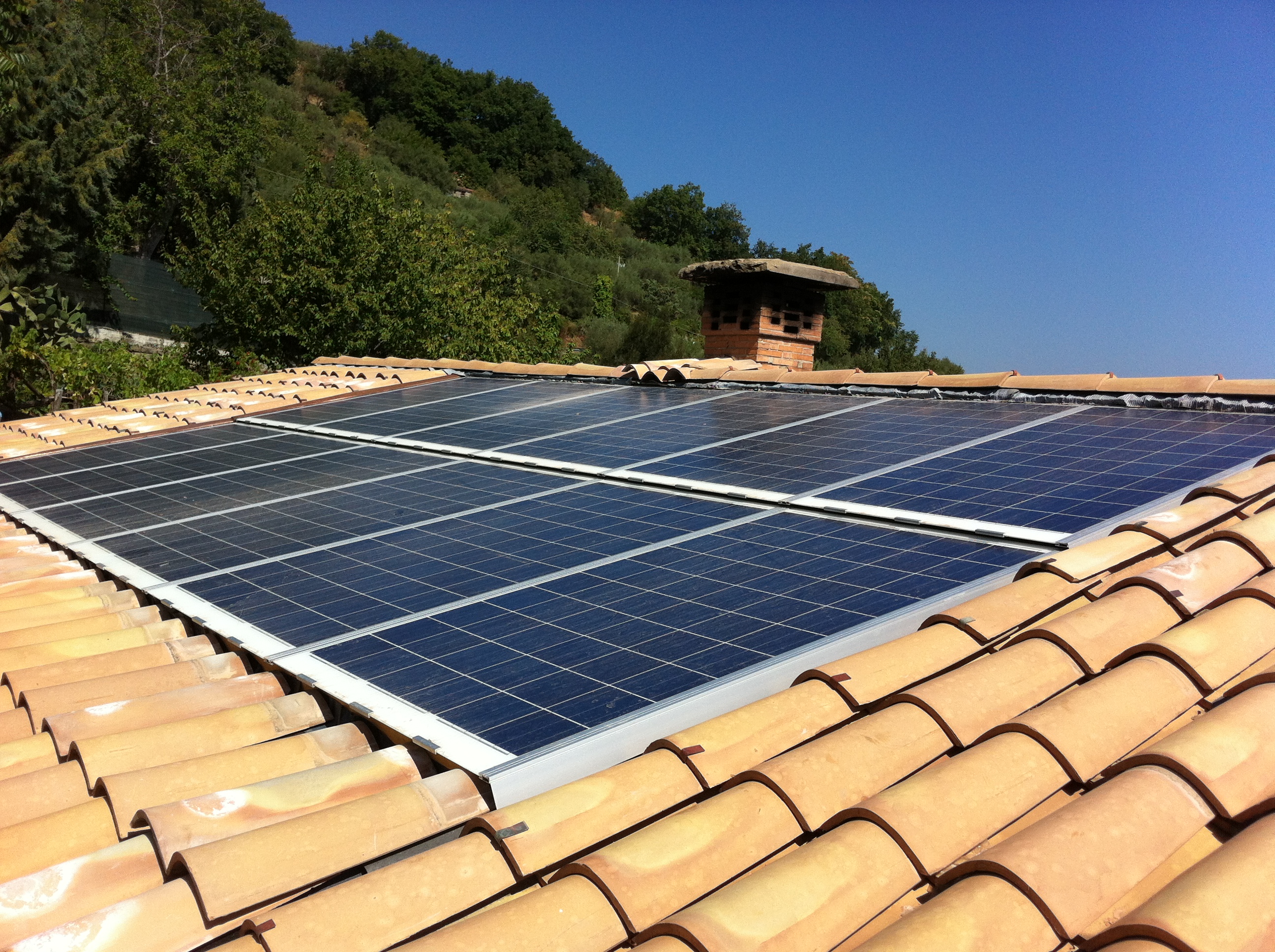 Fotovoltaico: Villa, impianto integrato con coppi e moduli Solarwatt