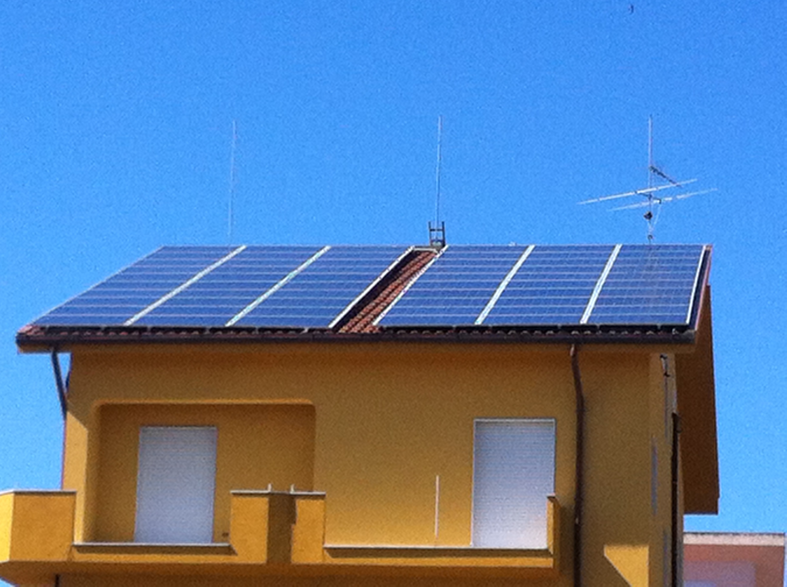 Fotovoltaico: palazzina con moduli Solsonica